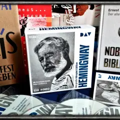 Ernest Hemingway, sein Werk und seine Ehepartnerin sind hier in einer Sammlung von Büchern und Hörspielen zu sehen.