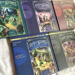 Die Hörbücher der "Land of Stories" Reihe von Chris Colfer in der richtigen land of stories reihenfolge: "Die Suche nach dem Wunschzauber", "Die Rückkehr der Zauberin", "Eine düstere Warnung", "Ein Königreich in Gefahr" und "Die Macht der Geschichten".