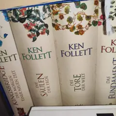 Bücher der Kingsbridge Saga von Ken Follett: "Der Morgen einer neuen Zeit", "Die Säulen der Erde", "Die Tore der Welt", "Das Fundament der Ewigkeit".