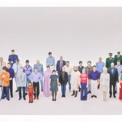 Karin Sander inszeniert eine vielfältige Gruppe von Figuren, die verschiedene Berufe und Altersgruppen repräsentieren, auf hellem Grund.