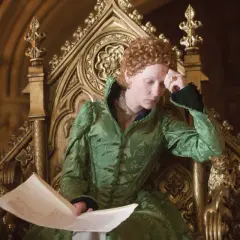 Elizabeth die Goldene, nachdenklich auf ihrem Thron, studiert ein Dokument.