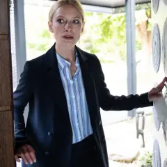 Julia Durant, in der Reihenfolge der Ereignisse, steht vor einer Tür und berührt eine verzierte Oberfläche.