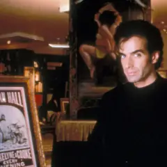 David Copperfield, umgeben von Artefakten und einem Plakat für die "Egyptian Hall", wirkt wie ein Magier, der seine Geheimnisse hütet.