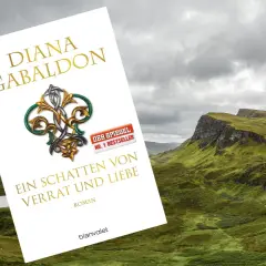 Diana Gabaldons "Ein Schatten von Verrat und Liebe", das achte Outlander Buch, liegt vor einer dramatischen schottischen Berglandschaft.