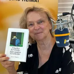 Elke Heidenreich präsentiert den WDR 4 Buchtipp: Charles Lewinskys Roman "Eine andere Geschichte".