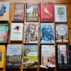 Eine Sammlung von Büchern, darunter "Der letzte Mord am Ende der Welt" und "Marseille 1940", die zu den besten Romanen gehören.