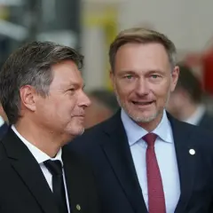 Zwei Männer in Anzügen, die über die Zukunft sprechen. Es ist das Jahr der Entscheidung.