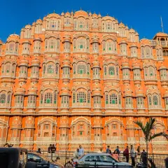 Der Palast der Winde in Jaipur, Indien, mit seiner ikonischen Fassade aus zahlreichen kleinen Fenstern, die den königlichen Damen Privatsphäre boten.