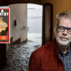 Buchcover "Jorth & Rosenfeldt: Die Schuld, die man trägt" neben einem Mann mit Brille. Die Reihenfolge der Bücher ist hier nicht ersichtlich.