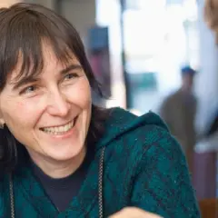 Andrea Paluch, Autorin des Buches "Die Frau im Spiegel", lacht herzlich.