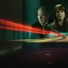 Kommissar Beck und sein Team ermitteln in einem düsteren Tunnel, während rote Lichtspuren vorbeiziehen.