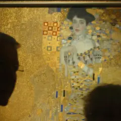 Betrachter bestaunen "die Dame in Gold", ein Gemälde von Gustav Klimt, das mit Blattgold verziert ist.
