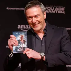 Arno Strobel präsentiert stolz sein Buch "You Are Wanted". Die Reihenfolge der Veröffentlichung ist ein spannendes Detail.
