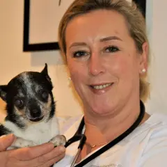 Tierärztin Stephanie Petersen hält einen kleinen Hund.