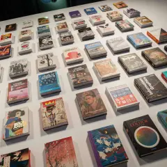 Eine Wand voller Bücher, darunter "die besten krimis" und Kunstbände.
