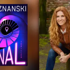 Ursula Poznanski, Autorin des Thrillers "Das Signal", mit roten Haaren und brauner Lederjacke.