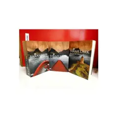 Drei Bücher von Sarah Lark, die Geschichten aus Neuseeland erzählen. Die Einbände zeigen dramatische Landschaften mit Brücken und Leuchttürmen.