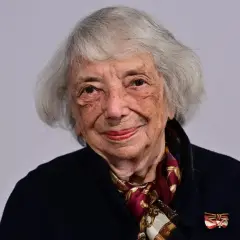 Porträt von Margot Friedländer, einer Überlebenden des Holocaust, mit grauem Haar und einem Lächeln.