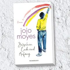 Ein Buchcover von Jojo Moyes mit einer Person, die einen Regenbogen malt. Der Titel lautet "Zwischen Ende und Anfang".