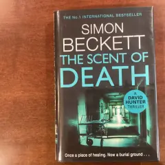 Buchcover "The Scent of Death" von Simon Beckett, Teil der David Hunter Reihe. Ein düsterer Flur mit einem Krankenwagen.