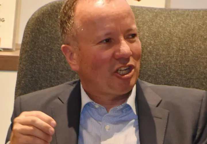 Markus Krall spricht lebhaft, vielleicht über seine Bücher. Er trägt einen Anzug und ein gestreiftes Hemd.