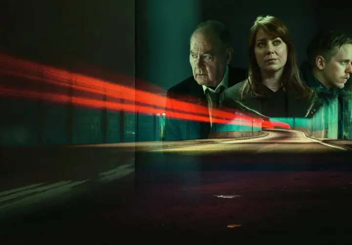 Kommissar Beck und sein Team ermitteln in einem düsteren Tunnel, während rote Lichtspuren vorbeiziehen.