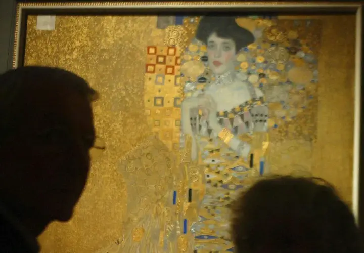 Betrachter bestaunen "die Dame in Gold", ein Gemälde von Gustav Klimt, das mit Blattgold verziert ist.