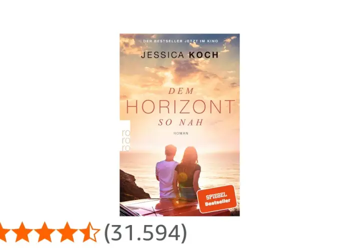 Ein Paar sitzt auf einem Auto und blickt auf das Meer. Der Titel "Dem Horizont so nah" verspricht eine romantische Geschichte.