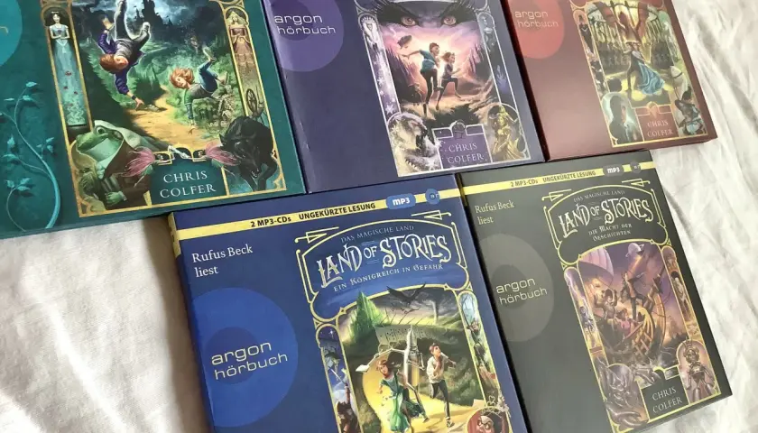 Die Hörbücher der "Land of Stories" Reihe von Chris Colfer in der richtigen land of stories reihenfolge: "Die Suche nach dem Wunschzauber", "Die Rückkehr der Zauberin", "Eine düstere Warnung", "Ein Königreich in Gefahr" und "Die Macht der Geschichten".