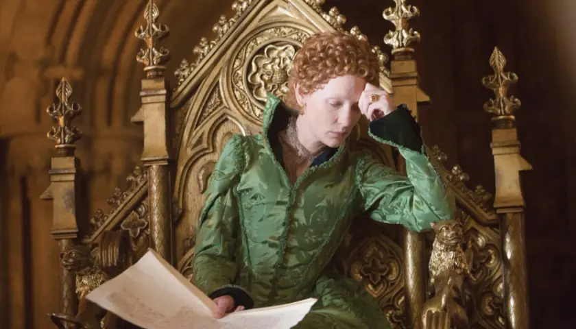 Elizabeth die Goldene, nachdenklich auf ihrem Thron, studiert ein Dokument.
