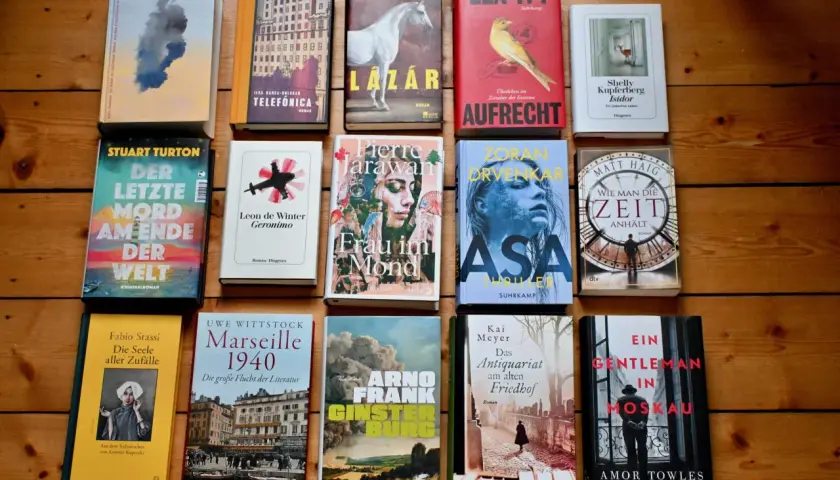 Eine Sammlung von Büchern, darunter "Der letzte Mord am Ende der Welt" und "Marseille 1940", die zu den besten Romanen gehören.