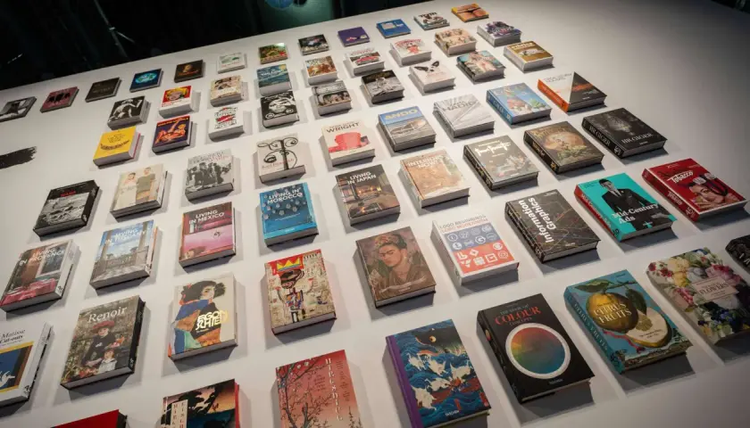 Eine Wand voller Bücher, darunter "die besten krimis" und Kunstbände.