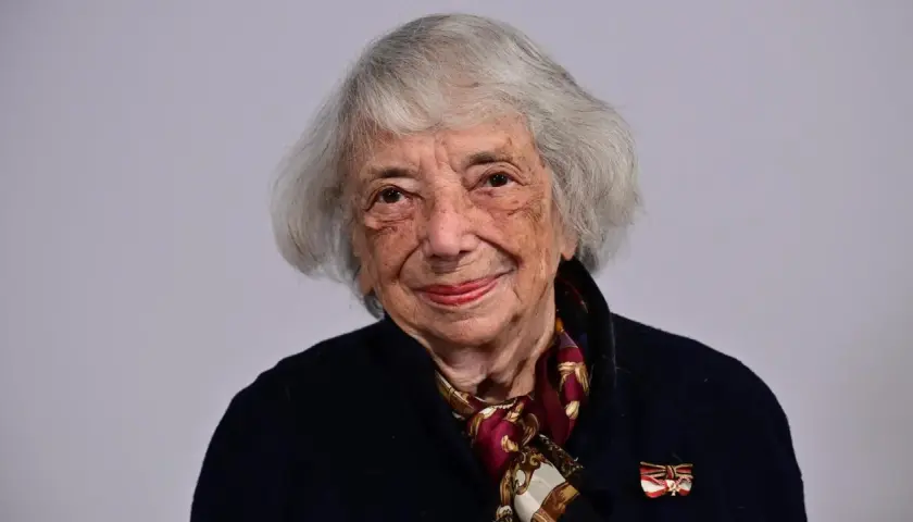 Porträt von Margot Friedländer, einer Überlebenden des Holocaust, mit grauem Haar und einem Lächeln.