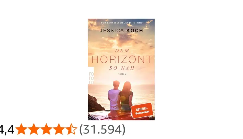 Ein Paar sitzt auf einem Auto und blickt auf das Meer. Der Titel "Dem Horizont so nah" verspricht eine romantische Geschichte.