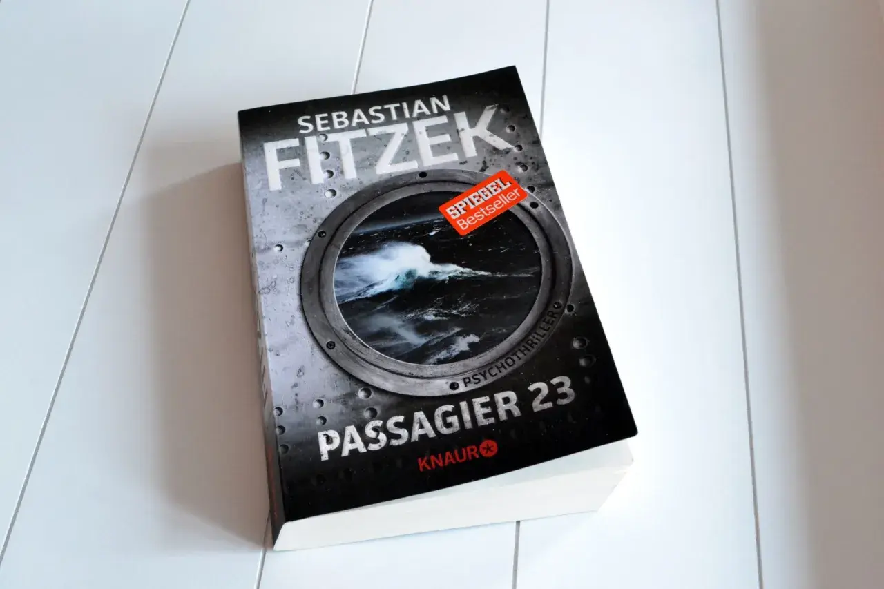 Sebastian Fitzeks Psychothriller "Passagier 23" als Spiegel Bestseller. Ein Buch über eine mysteriöse Kreuzfahrt.