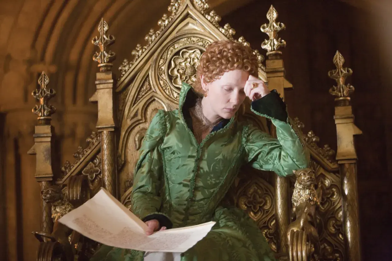 Elizabeth die Goldene, nachdenklich auf ihrem Thron, studiert ein Dokument.