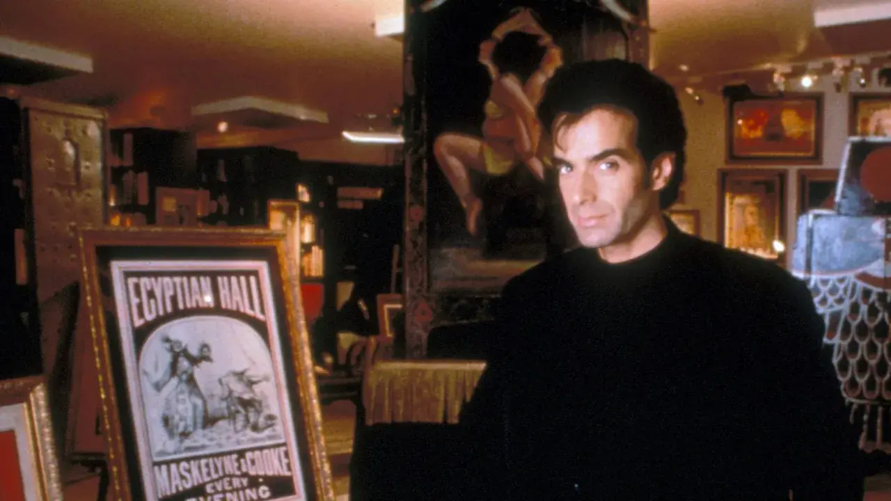 David Copperfield, umgeben von Artefakten und einem Plakat für die "Egyptian Hall", wirkt wie ein Magier, der seine Geheimnisse hütet.