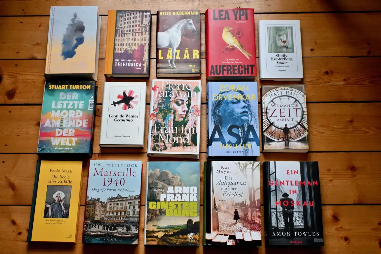 Eine Sammlung von Büchern, darunter "Der letzte Mord am Ende der Welt" und "Marseille 1940", die zu den besten Romanen gehören.