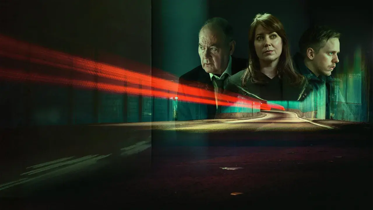 Kommissar Beck und sein Team ermitteln in einem düsteren Tunnel, während rote Lichtspuren vorbeiziehen.
