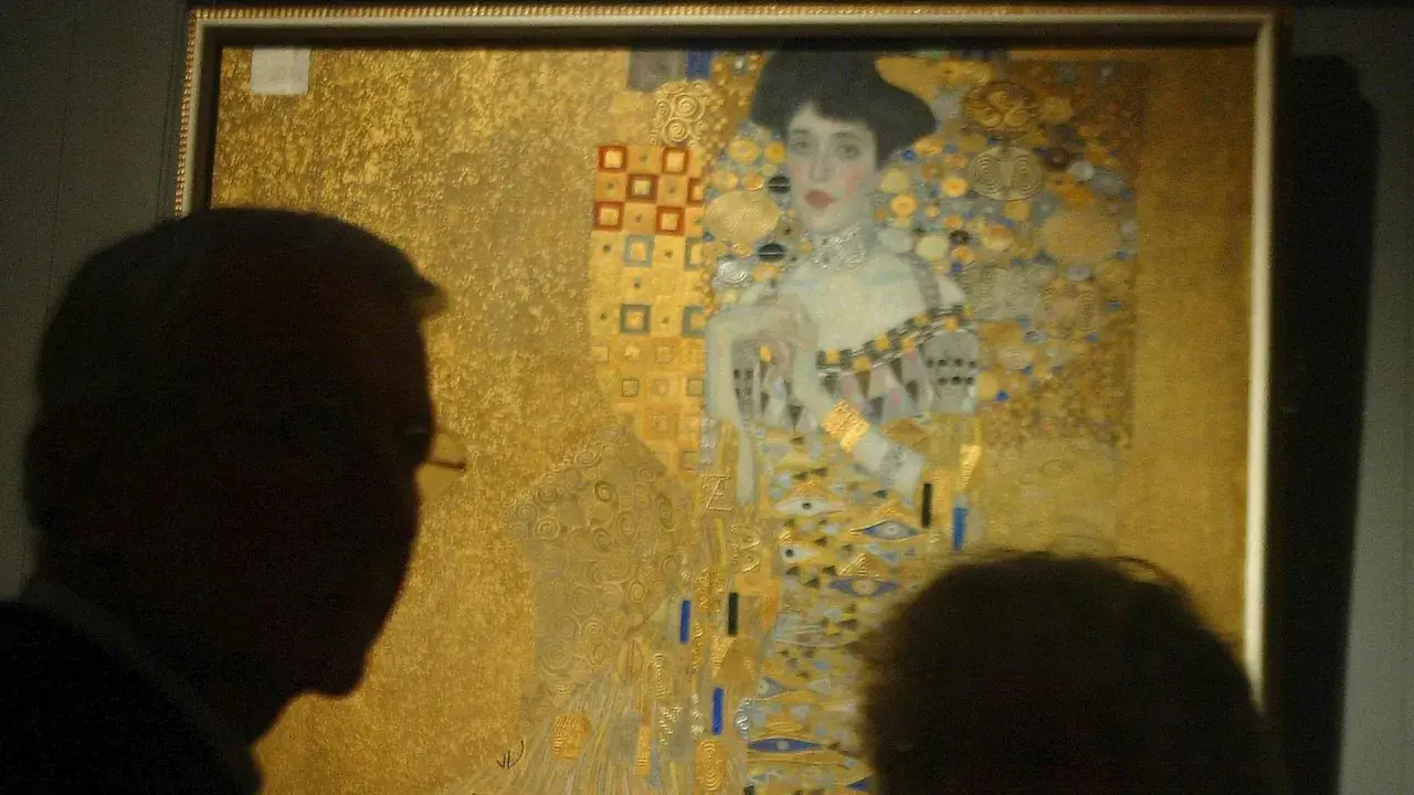 Betrachter bestaunen "die Dame in Gold", ein Gemälde von Gustav Klimt, das mit Blattgold verziert ist.