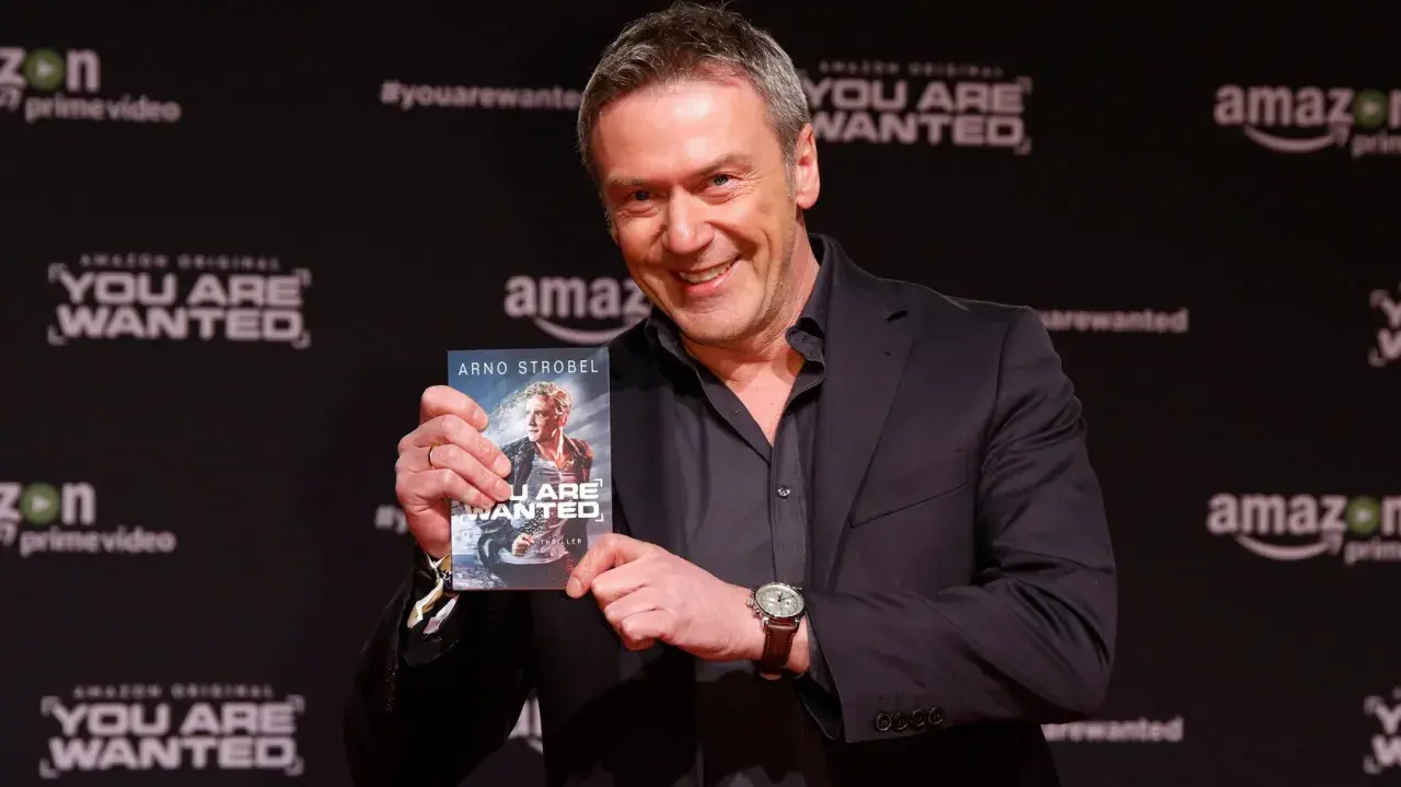 Arno Strobel präsentiert stolz sein Buch "You Are Wanted". Die Reihenfolge der Veröffentlichung ist ein spannendes Detail.