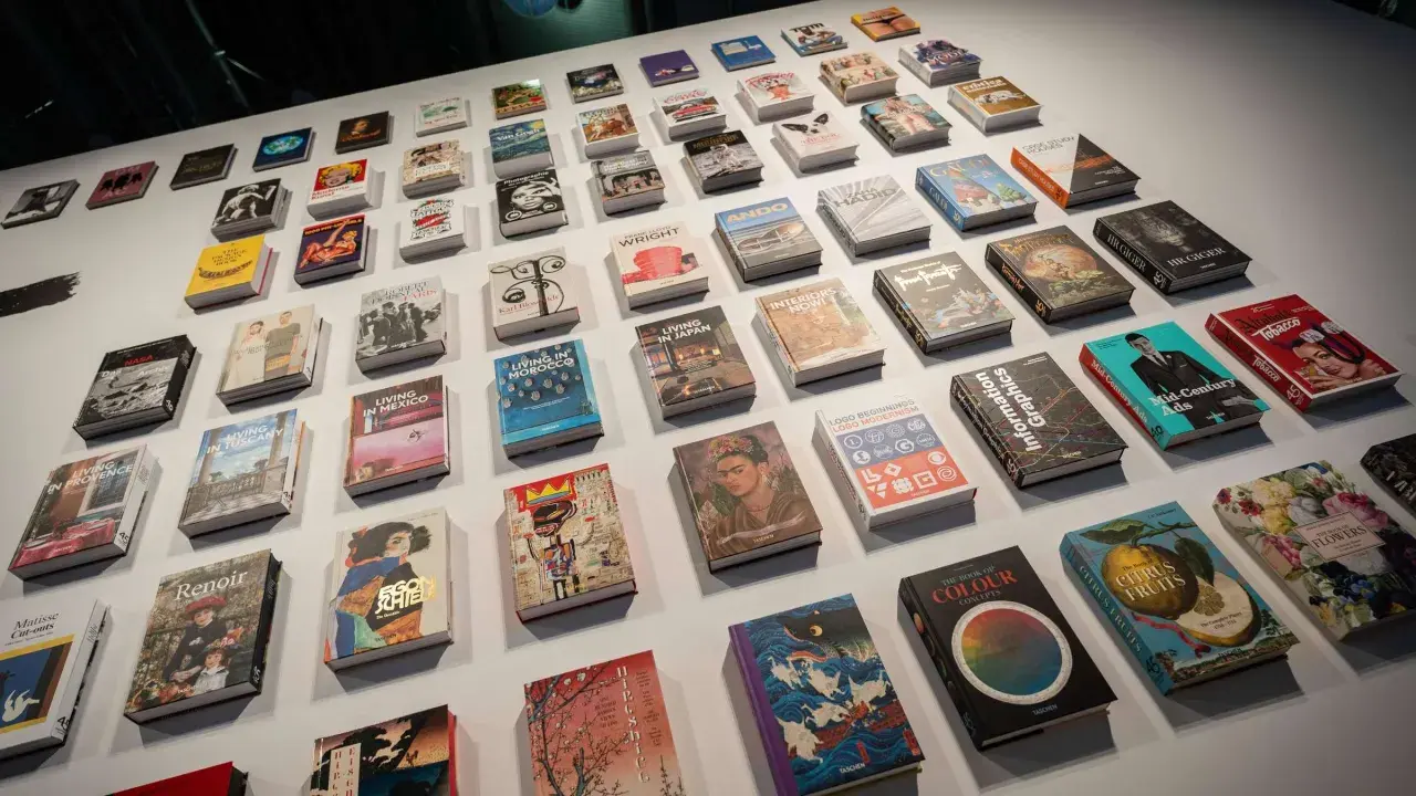 Eine Wand voller Bücher, darunter "die besten krimis" und Kunstbände.