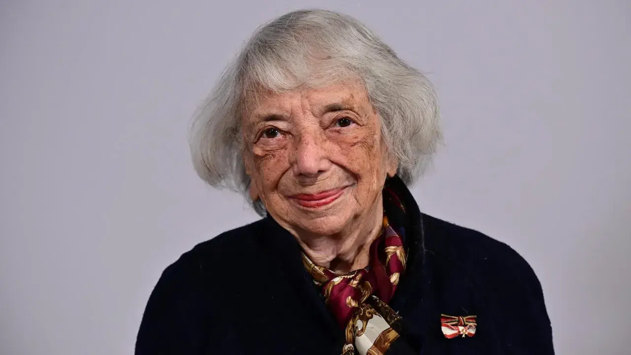 Porträt von Margot Friedländer, einer Überlebenden des Holocaust, mit grauem Haar und einem Lächeln.
