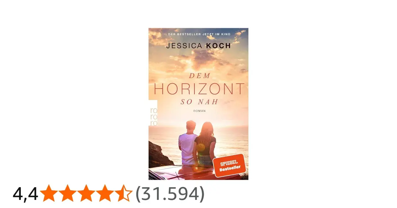 Ein Paar sitzt auf einem Auto und blickt auf das Meer. Der Titel "Dem Horizont so nah" verspricht eine romantische Geschichte.