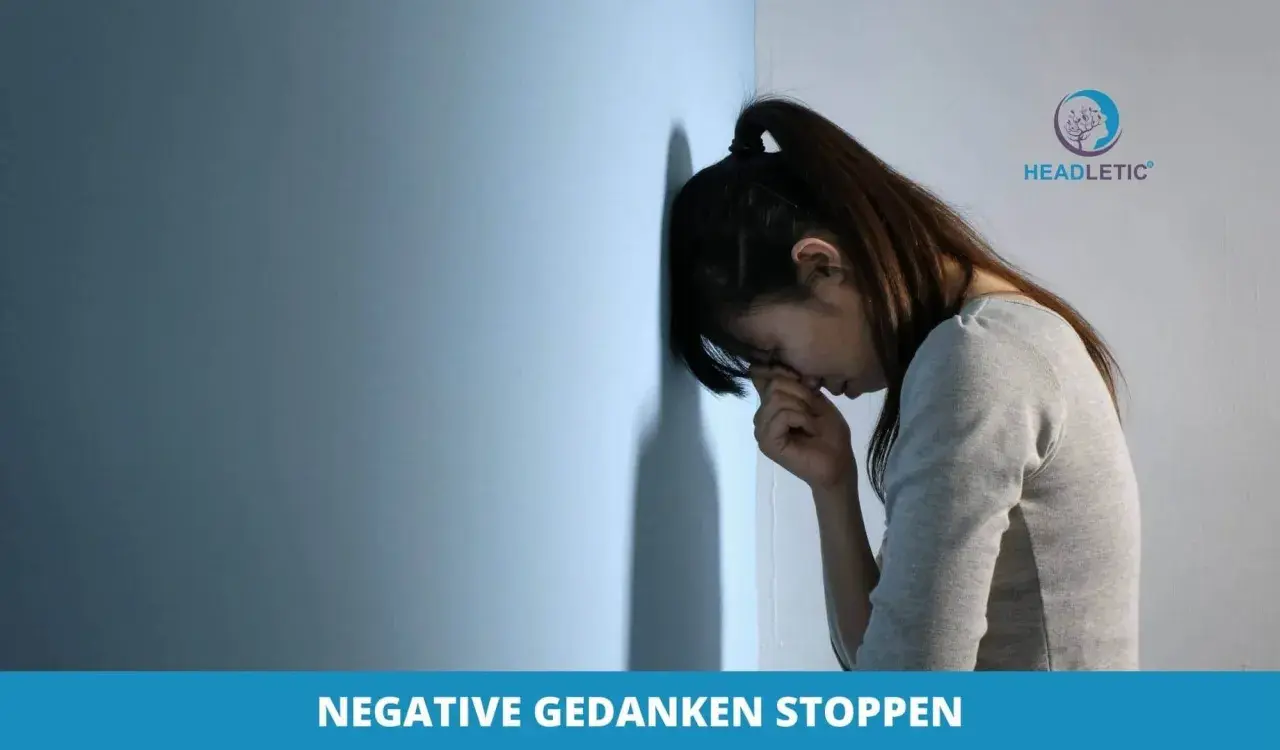 Verzweifelte Frau lehnt an Wand. Beispiele, wie man negative Gedanken in positive umwandeln kann, helfen ihr, wieder Hoffnung zu schöpfen.