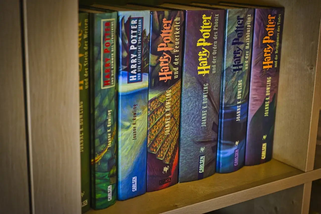Eine Reihe von Harry Potter Büchern, beliebte fantasy buchreihen erwachsene, auf einem Regal.