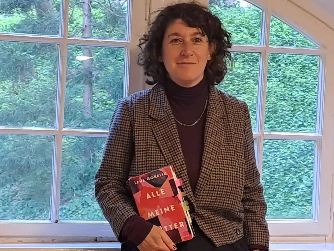 Lena Gorelik h&auml;lt ihr Buch 