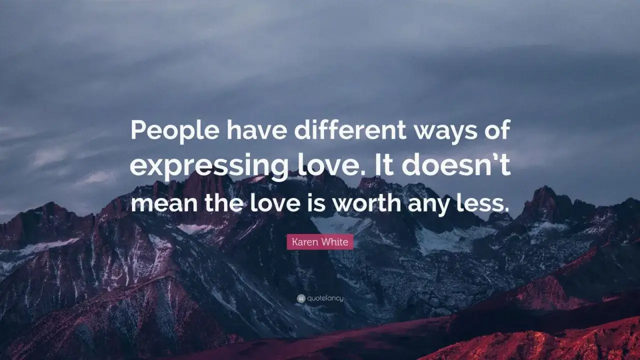 Zusammenfassung der 5 Sprachen der Liebe: Menschen drücken Liebe unterschiedlich aus, was den Wert der Liebe nicht mindert. Berglandschaft im Hintergrund.