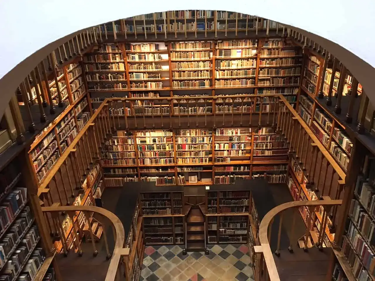 Eine alte Bibliothek, voller B&uuml;cherregale, die an die W&auml;nde reichen. Man k&ouml;nnte fast meinen, man sei im Namen der Rose.