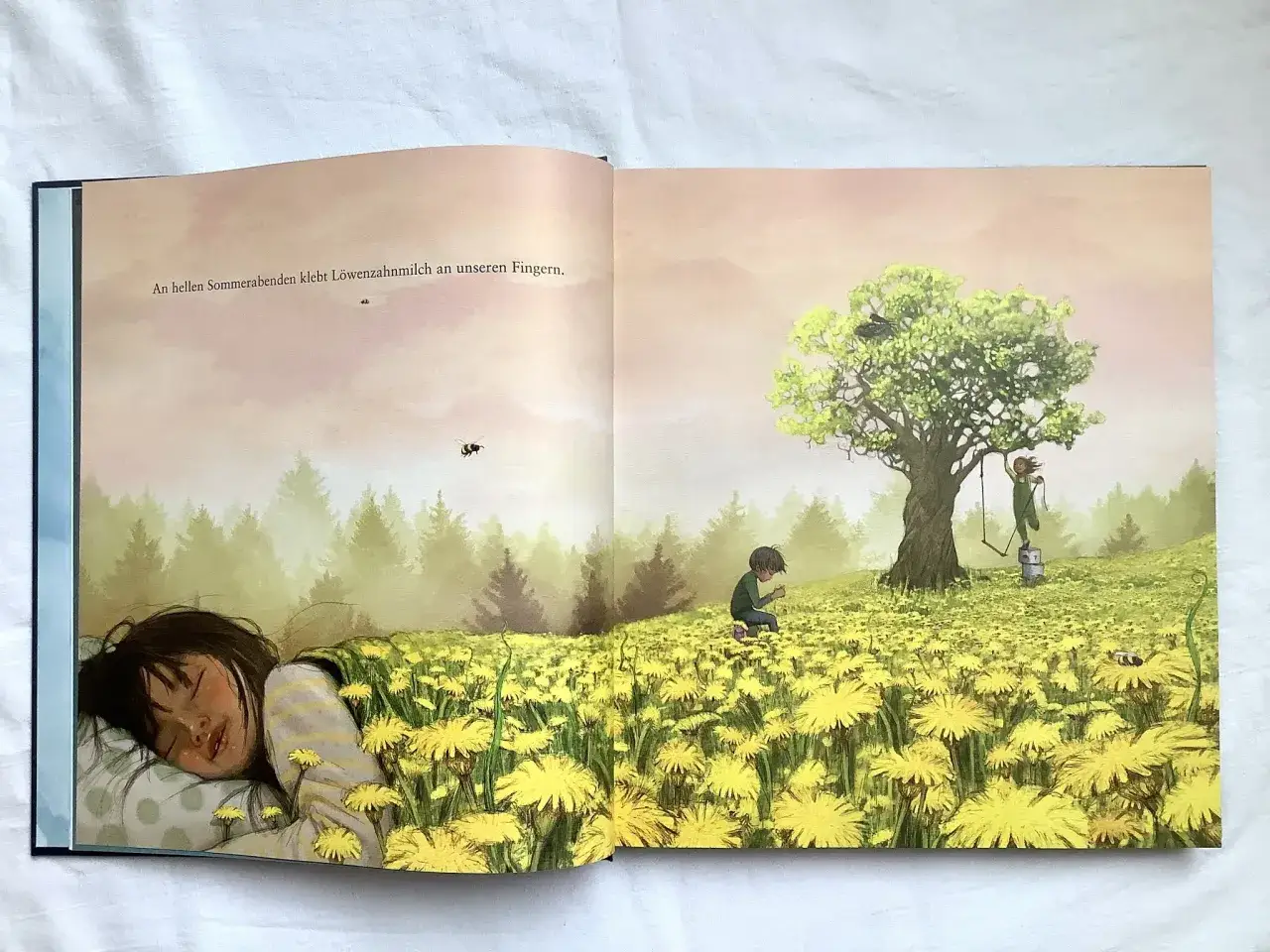 Ein M&auml;dchen schl&auml;ft in einem Feld voller L&ouml;wenzahn. Ein Junge spielt unter einem Baum. lisa aisato malt eine friedliche Sommerlandschaft.